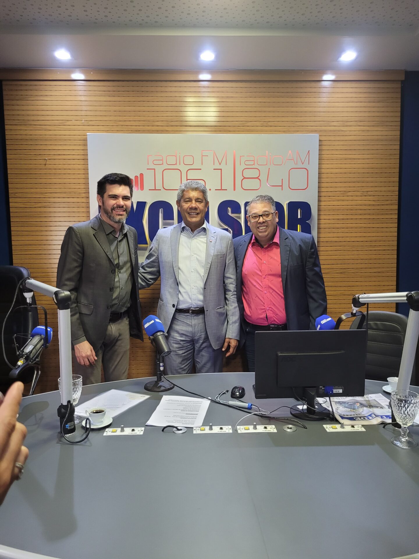 Governador do estado da Bahia concede entrevista a rádio Excelsior da Bahia e a um Pool de mais de 100 emissoras.